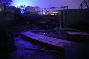 Nóng: Bão số 13 vào đất liền, tàn phá nhiều nhà cửa, công trình, cúp điện