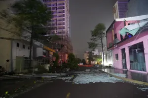 Nóng: Bão số 13 vừa vào đất liền, tàn phá nhiều nhà cửa