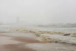 Quy Nhơn bắt đầu có gió giật mạnh, sóng biển dữ dội