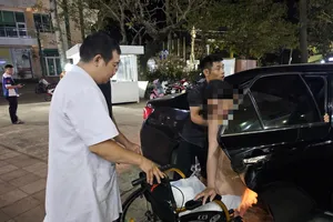 Huy động ô tô đặc chủng dẫn đường cấp cứu thai phụ vỡ ối