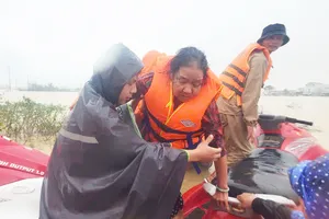 Cứu hộ khẩn cấp người già ra khỏi khu vực bị ngập nặng ở phường Quy Nhơn Đông, tỉnh Gia Lai