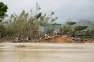 Ngổn ngang hiện trường đoạn vỡ đê bao sông Luật Lễ