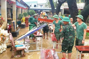 Bộ đội bám trụ giúp các trường vệ sinh sau lũ
