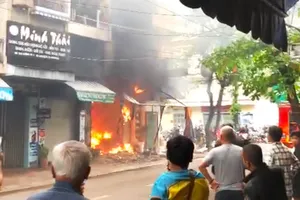 Kịp thời khống chế đám cháy ở ngôi nhà 3 tầng giữa đô thị Quy Nhơn (Gia Lai)