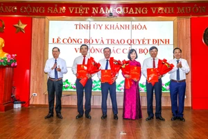 Khánh Hòa công bố và trao quyết định về công tác cán bộ