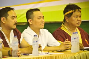 Ông Phan Ngọc Huy (giữa), Chủ tịch Liên đoàn Muay TPHCM dự lễ bế mạc.