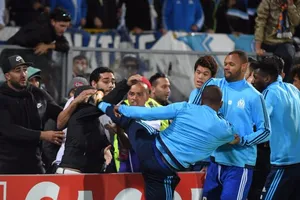 Evra “tung cước” khán giả, nhận thẻ đỏ trước trận đấu