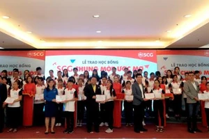 Chương trình tiếp tục trao học bổng tặng 114 học sinh xuất sắc trúng tuyển đại học (học bổng lần 2)