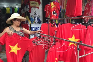 Gần 5.000 áo cờ Việt Nam được bán ra mỗi ngày