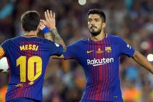 Barcelona - Valencia 1-0: Messi đen thì đã có Suarez