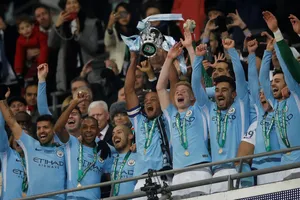 Arsenal - Man City 0-3: Aguero, Kompany, Silva lập công, Pep Guardiola nâng cúp