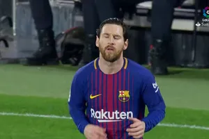 Sevilla - Barcelona 2-2: Suarez, Messi kịp cứu nguy