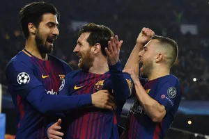 Barcelona - Roma 4-1: Pique, Suarez lập công, Barca được tặng thêm 2 bàn