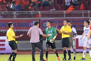 TPHCM - Đà Nẵng 4-2: Chủ nhà ngược dòng, thủ môn Văn Hưng nhận thẻ đỏ
