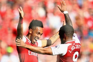 Arsenal - Everton 2-0: Song sát Lacazette, Aubameyang “nã đạn”, Pháo thủ thắng dễ