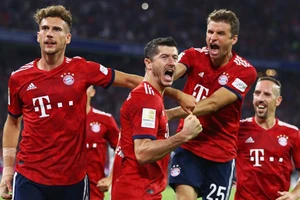 Wolfsburg - Bayern Munich 1-3: Lewandowski và Rodriguez thi tài