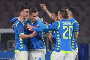 Napoli - Red Bull Salzburg 3-0: Arkadiusz Milik, Fabian tỏa sáng, Jerome Onguene phản lưới nhà
