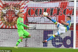 Salzburg - Napoli 3-1 (chung cuộc 3-4): Dabour, Gulbrandsen, Leitgeb ghi bàn nhưng vẫn bị loại
