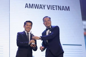 Ông Huỳnh Thiên Triều, Giám đốc Điều hành Amway Việt Nam nhận giải thưởng Nơi làm việc tốt nhất Châu Á 2019 do HR Asia, tạp chí nhân sự hàng đầu Châu Á trao tặng.