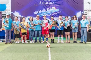 BTC chụp hình lưu niệm cùng Nhà tài trợ