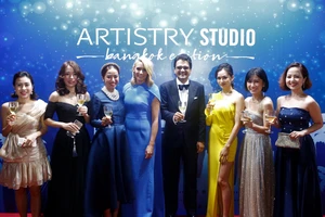 Andrea DeVos (áo xanh), Đại sứ toàn cầu Global Passionista của Artistry Studio, 6 Passionista tự tin đại diện cho Artistry Việt Nam mang màu sắc hiện đại và đầy cá tính sải chân trên thảm đỏ Busan