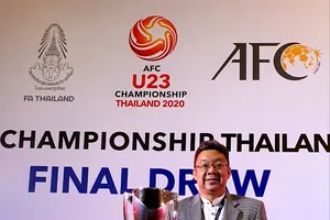 Ông Chalermsak Pimolsri, Phó Tổng giám đốc Marketing của Công ty 4 Oranges, dự lễ bốc thăm chia bảng giải đấu