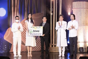 Đại diện Amway Việt Nam ủng hộ 300 triệu đồng chung tay cùng cả nước hỗ trợ 2 tỉnh miền Trung nhanh chóng vượt qua đại dịch Covid-19.