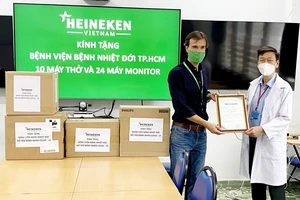 Heineken Việt Nam ủng hộ 10 máy thở và 24 máy monitor cho Bệnh viện Bệnh nhiệt đới TPHCM