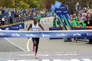 Evans Chebet cùng đôi giày kỷ lục Adizero Adios Pro 3 thống trị mùa giải với chiến thắng tại New York Marathon