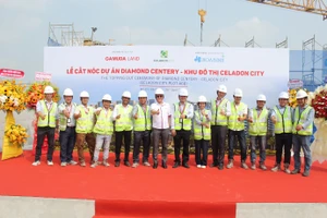 Gamuda Land vừa hoàn thành cất nóc Diamond Centery đúng tiến độ 