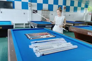 Chị Kim Thoa kiểm tra chất lượng cơ cho khách hàng