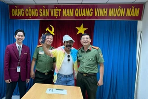 Ông Alsaif Muayyad Mohammed vui mừng khi nhận lại được điện thoại 