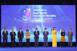 Các đại biểu nhấn nút khai mạc Lễ phát động hưởng ứng Ngày Quyền của người tiêu dùng Việt Nam