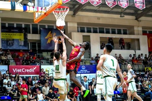 Saigon Heat vs Cantho Catfish 98-89: Với 30 điểm, 7 rebounds Jevonnie Scott giúp Saigon Heat thắng chung kết 1 và xứng đáng danh hiệu Player of the Game