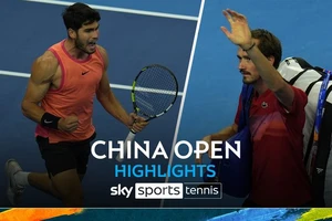 Daniil Medvedev vs Carlos Alcaraz 5-7, 3-6: Hạ Medvedev, Alcaraz giành quyền vào chung kết China Open gặp Jannik Sinner