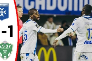 Auxerre vs Saint Etienne 1-1: Junior Traore tỉa góc điệu nghệ mở bàn, trọng tài VAR công nhận pha đánh đầu cận thành của Lucas Stassin