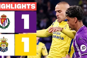 Real Valladolid vs Las Palmas 1-1: Sandro Ramirez sút xa, trúng chân hậu vệ mở bàn, Scott McKenna bị thẻ đỏ, Juanmi Latasa đệm bóng cận thành cứu thua 