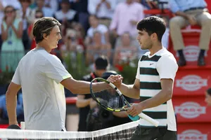 Carlos Alcaraz vs Adam Walton 6-4, 7-6 (7-4): Sau khi đăng quang Roland Garros, Alcaraz dễ dàng hạ Walton, giành vé vòng 2 Queen's Club Championships 2025