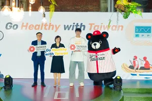 Ông Joe Chou, Phó Chủ tịch Điều hành TAITRA; bà Susan Hu, Phó Cục trưởng TITA; Vận động viên bóng chày chuyên nghiệp Lin An-Ko; cùng Fu Bear, linh vật của Taiwan Excellence (từ trái sang phải) 