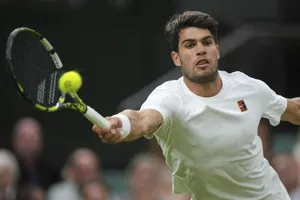 Cú forehand đẳng cấp của Carlos Alcaraz, vô hiệu cú giao bóng của Andrey Rublev, điền tên vào tứ kết Wimbledon 2025