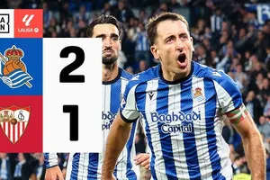 Real Sociedad vs Sevilla 2-1: Mikel Oyarzabal mở bàn trên chấm penalty, Nemanja Gudelj gỡ hòa nhưng lần nữa Oyarzabal tỏa sáng hoàn thành cú đúp