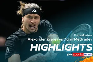 Daniil Medvedev vs Alexander Zverev 6-2, 3-6, 6(5)-7: Thắng Medvedev nghẹt thở sau 3 set đấu, Zverev gặp Jannik Sinner ở bán kết Paris Masters