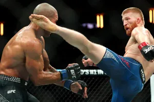 Rợn người những pha tấn công được quay chậm ở UFC 322