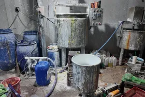 Cơ sở sản xuất của các đối tượng với nhiều máy móc, thiết bị, nguyên liệu và vật tư phục vụ làm mỹ phẩm giả