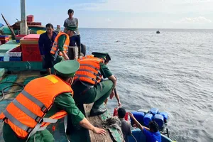 Cán bộ, chiến sĩ Đồn Biên phòng Côn Đảo, BĐBP TPHCM tiếp cận đưa các ngư dân bị nạn lên tàu vào bờ an toàn