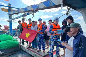 Cùng với tuyên truyền, các đơn vị còn trao tặng Cờ Tổ quốc, nhu yếu phẩm giúp ngư dân dân yên tâm vươn khơi bám biển
