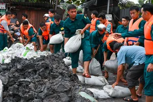 Lực lượng quân sự các địa phương khẩn trương gia cố các đoạn bờ bao xung yếu, các khu vực nhà dân có nguy cơ ngập úng cao