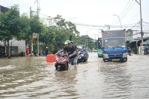TPHCM: Triều cường dâng cao, nhiều tuyến đường ngập sâu
