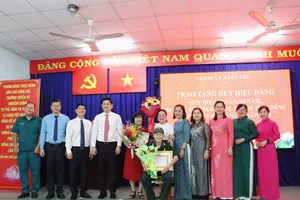 Phường Sài Gòn và xã Củ Chi trao Huy hiệu Đảng đến 52 đảng viên