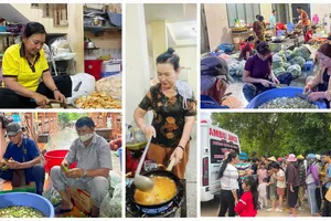 Nhiều bếp lửa từ thiện chia sẻ với bà con vùng lũ